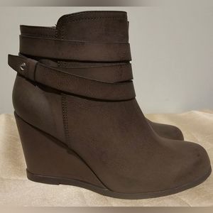Shoedazzle Brown Wedge Bootie Size 9